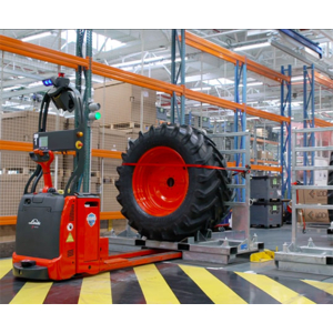 L’usine CLAAS Tractor du Mans s’équipe de chariots AGV Fenwick­Linde
