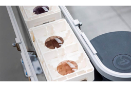 système automatisé de transport de bacs pour la fabrication optique