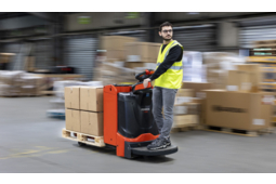 Un nouveau transpalette polyvalent et compact avec plateforme rabattable chez Fenwick-Linde