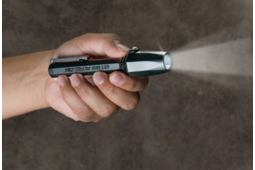 Peli iintroduit la torche 1960 LED, une torche de secours puissante et compacte
