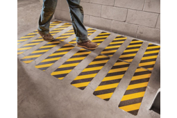 Nouvelles bandes antidérapantes 3M Safety WalkTM 613 et 690: elles avertissent visuellement des risques de chute