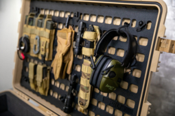 Panneau Peli™ EZ-Click™ MOLLE , le système de montage à détachement rapide pour valise de transport