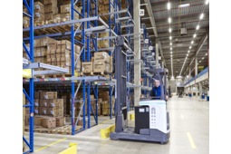 Les chariots UniCarriers en action au sein du centre logistique « European Distribution Center « de Skechers