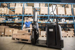 UniCarriers lance un nouveau préparateur de commandes au sol