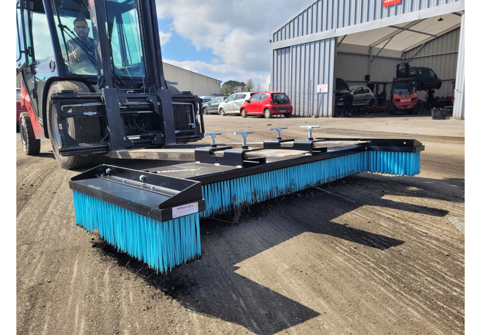 Balai pousseur adaptable sur fourches