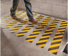 Nouvelles bandes antidérapantes 3M Safety WalkTM 613 et 690: elles avertissent visuellement des risques de chute