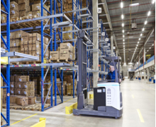 Les chariots UniCarriers en action au sein du centre logistique « European Distribution Center « de Skechers